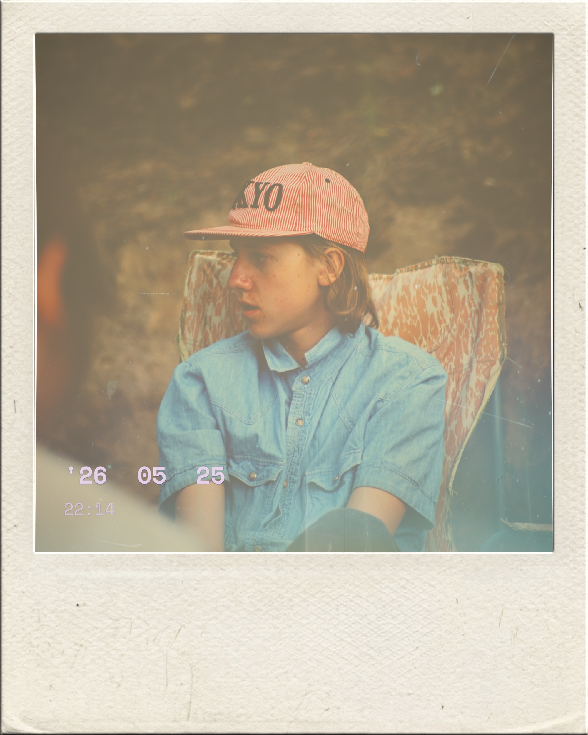 Outdoor photo with light leak and retro film grain effects from Dazz Cam for Android